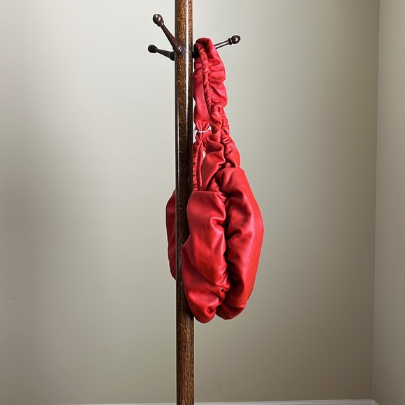 NWT - Liviana Conti ~$450 MSRP - Large Sling Bag in Red Leather - Picture 4 of 9